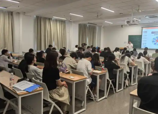职业前沿企业实际事例融入课程教育让教育内容更具针对性和实用性