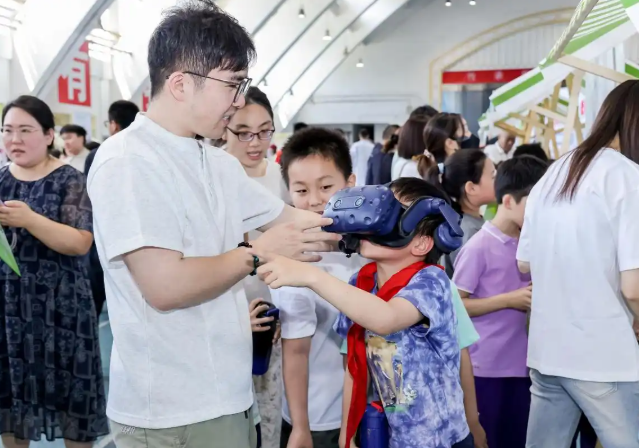 同学们沉浸式体会了一把撕纸插画游戏深受震撼 同学们沉浸式体会了一把撕纸插画游戏深受震撼
