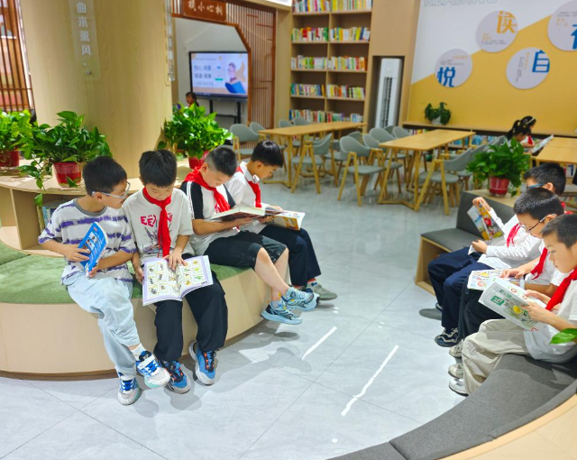 <b>数字阅览室是全校孩子心心念念的打卡宝地三三两两围坐在一起</b>