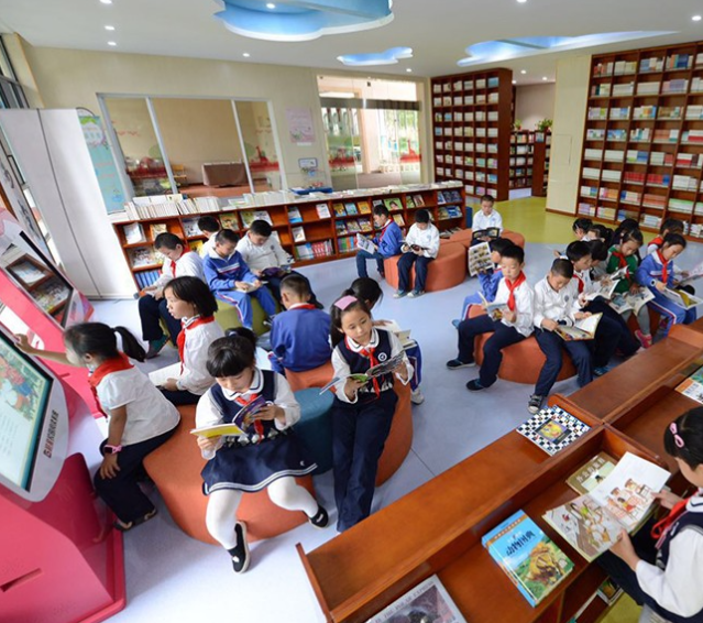 <b>终于近距离才智了人工智能的技能小学的校园里孩子们欢呼雀跃</b>